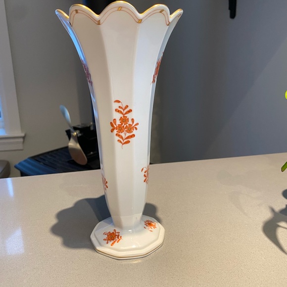 Herend Hungary scalloped vase, Chinese Bouquet Rust pattern - Picture 3 of 6